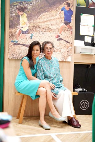 เพราะสุขภาพเท้าสำคัญ-เซเลบฯ-เลือกรองเท้าสุขภาพเป็นของขวัญวันแม่ปีนี้