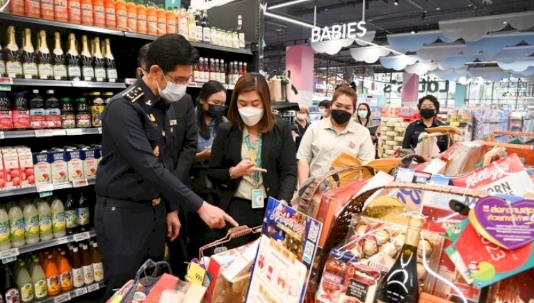 เทศกาลปีใหม่-2566-ซื้อกระเช้าของขวัญ-อย่าลืม-ตรวจวันสินค้าหมดอายุ-ก่อนจ่ายเงิน-–-the-bangkok-insight